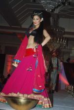 Model walk the ramp for Nisha Sagar_s bridal show in Trident on 10th Dec 2011 (118).JPG